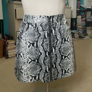 Akira Zip-front snakeskin skirt